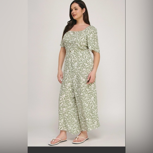 🐿️Plus sizes Floral Green Jumpsuit- Boutique-New - Picture 2 of 6
